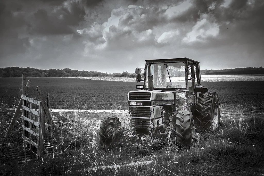Disused tractor near Little Marlow