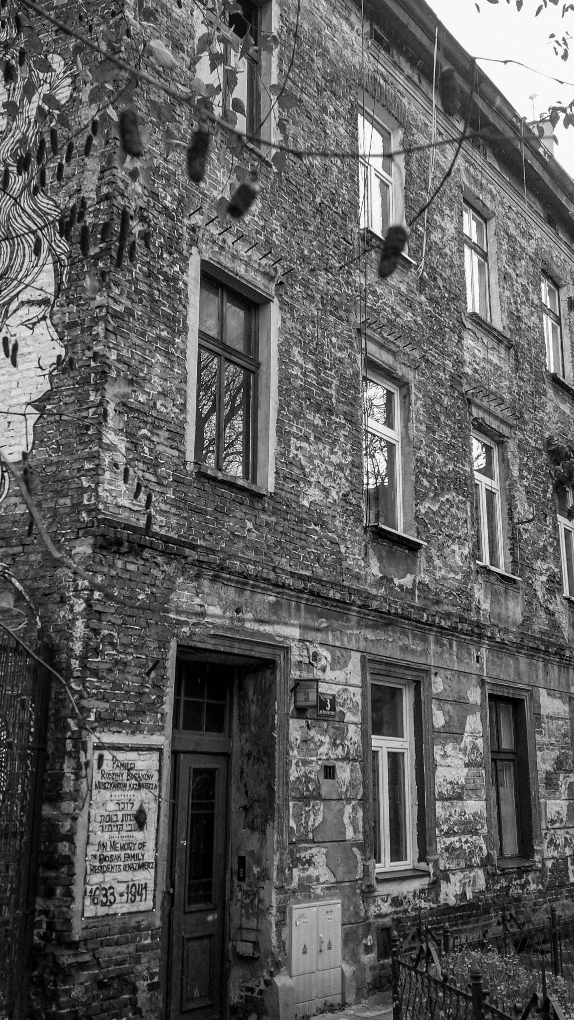 0769 krakow-kazimierz-memorial-building-black-and-white 8e3636b9e4