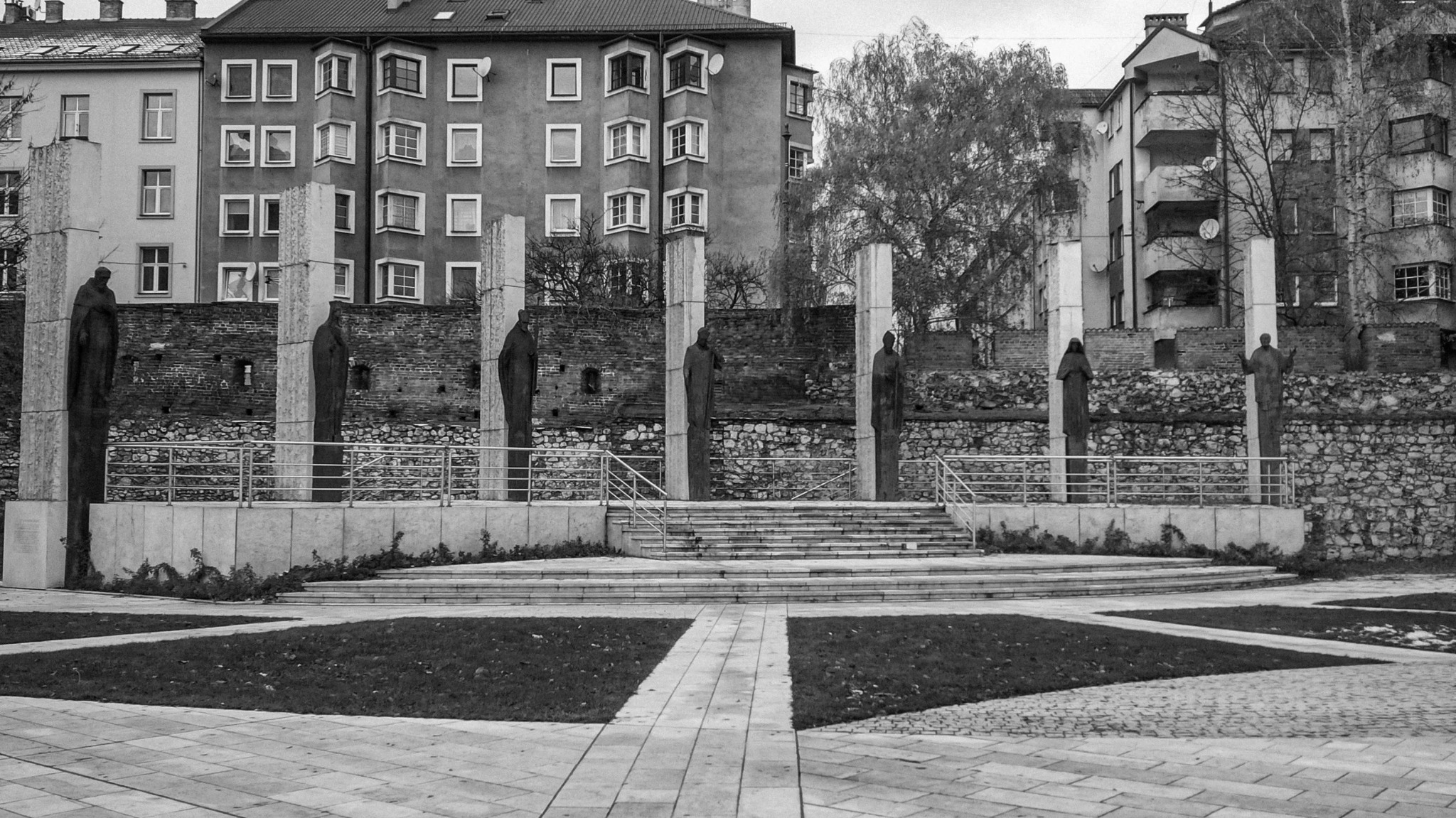 0770 krakow-kazimierz-memorial-statues-black-and-white 6c954f2612