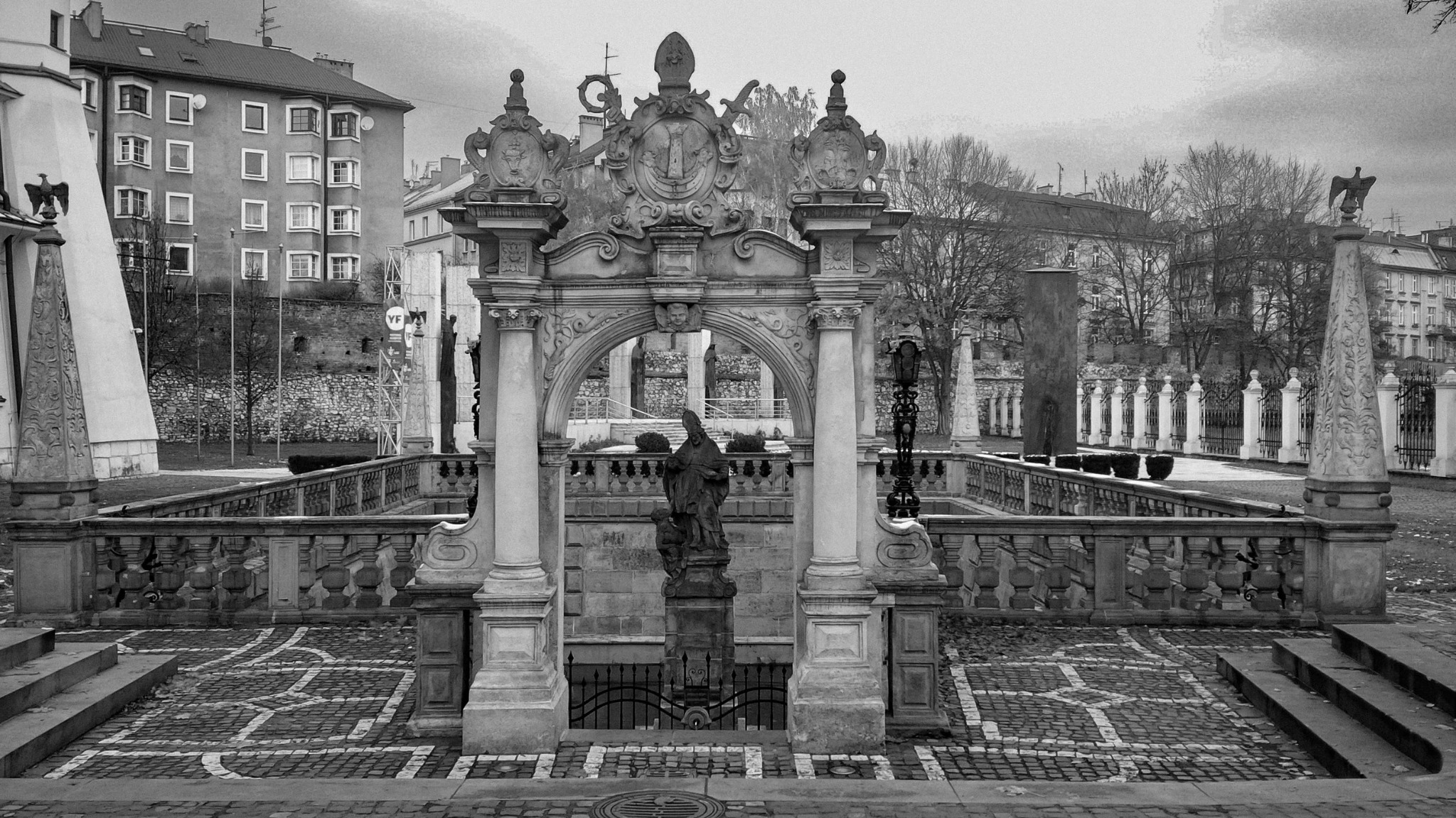 0772 krakow-baroque-gateway-statue-black-and-white 0c23c4b5d7