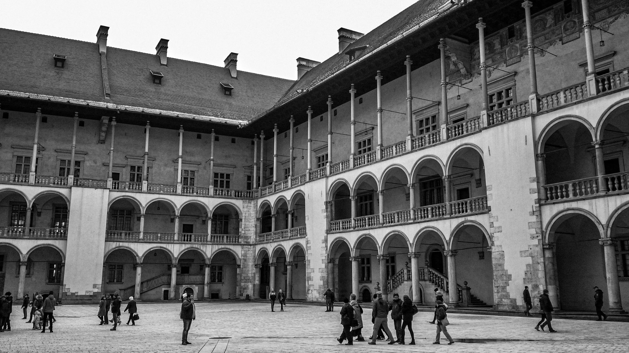 0775 krakow-wawel-castle-courtyard-black-and-white 60c82ac9f5