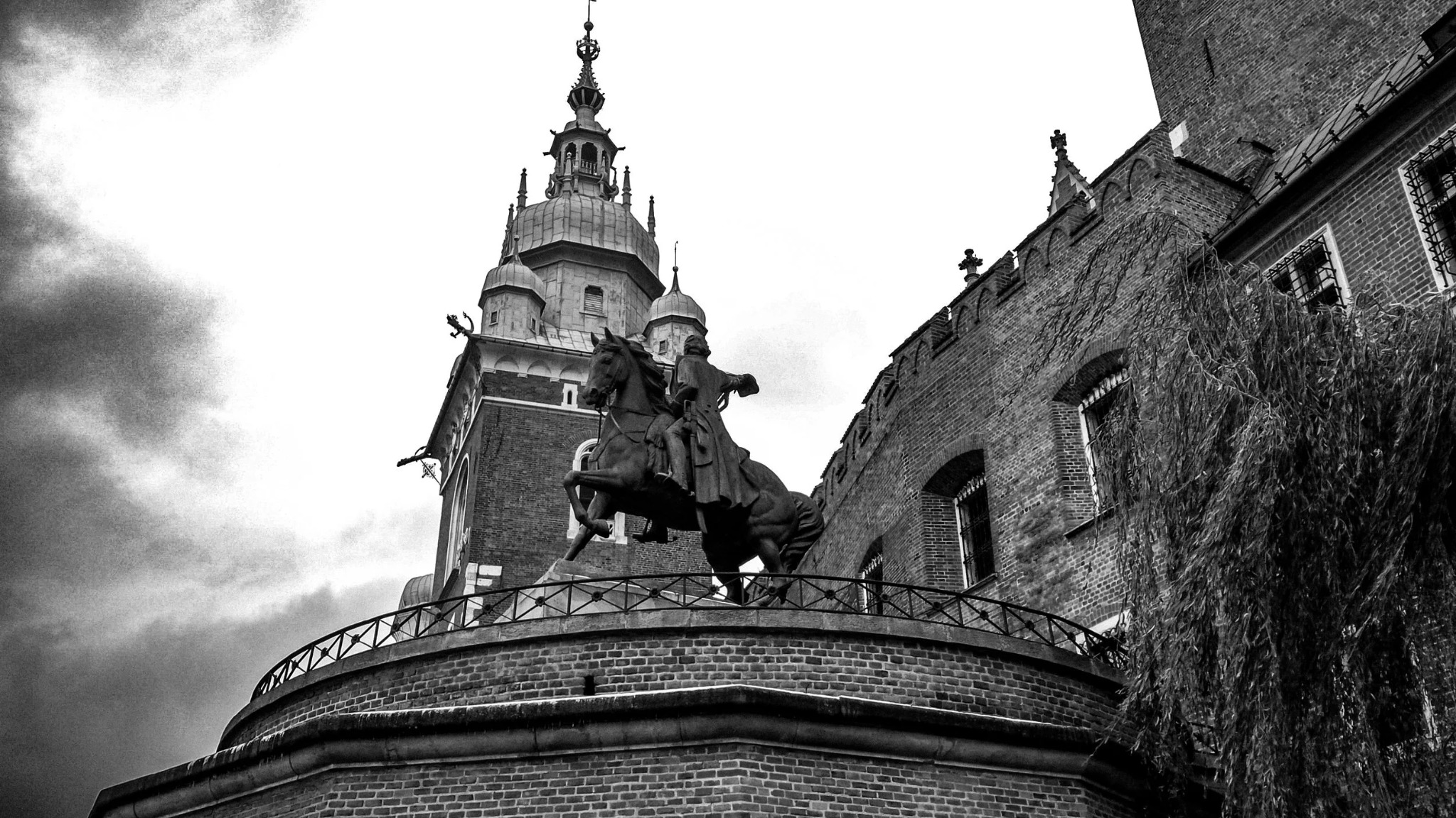 0776 krakow-wawel-equestrian-statue-black-and-white bb4315d903
