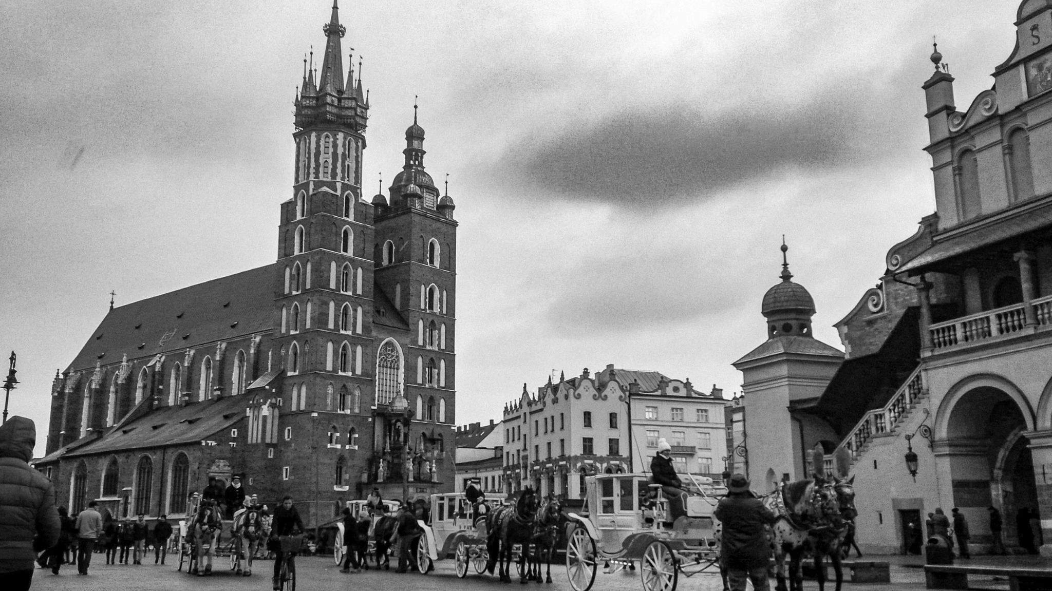0779 krakow-st-marys-basilica-carriages-black-and-white 0d1c88415d