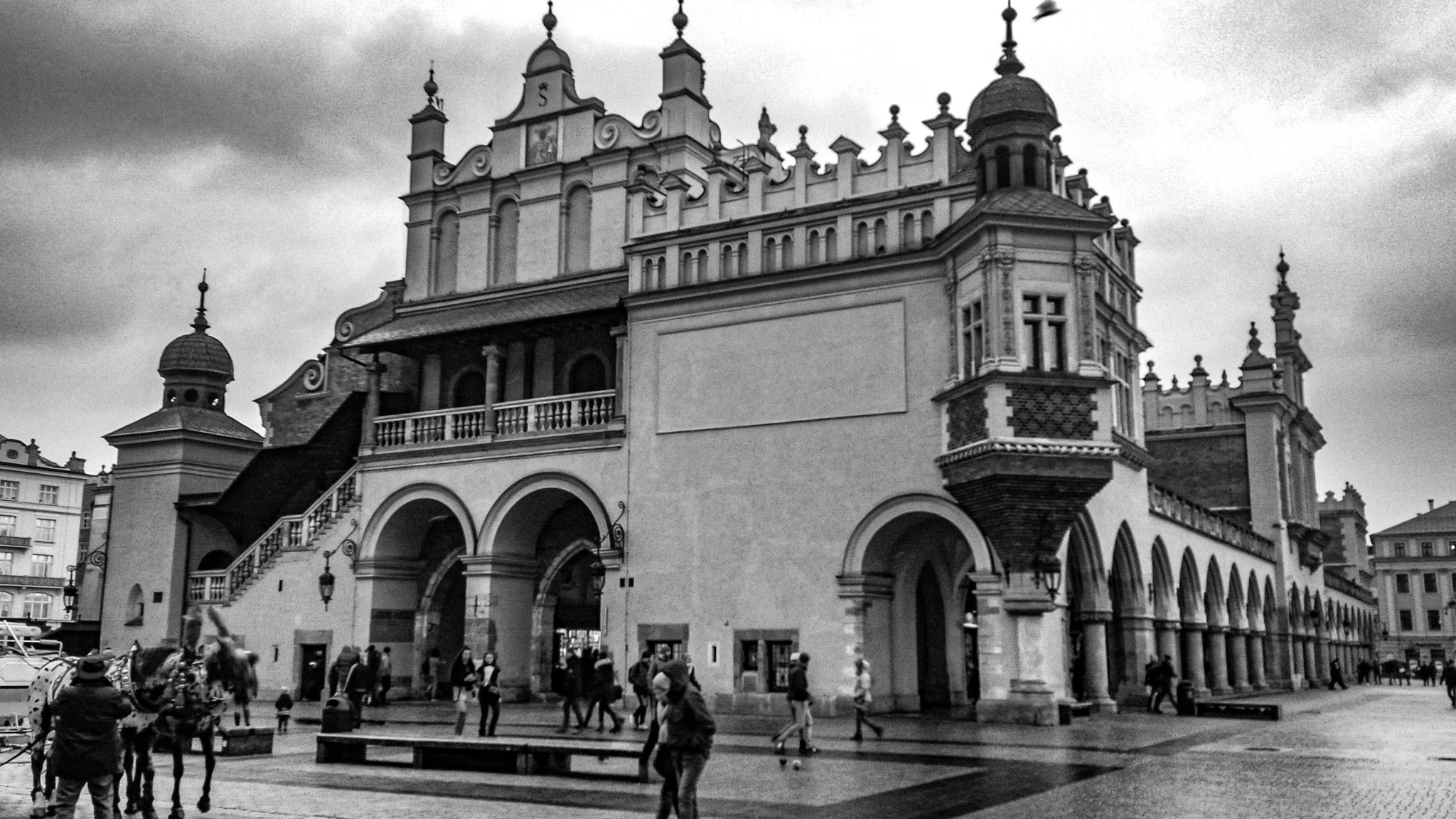 0778 krakow-cloth-hall-black-and-white 653ed4e420