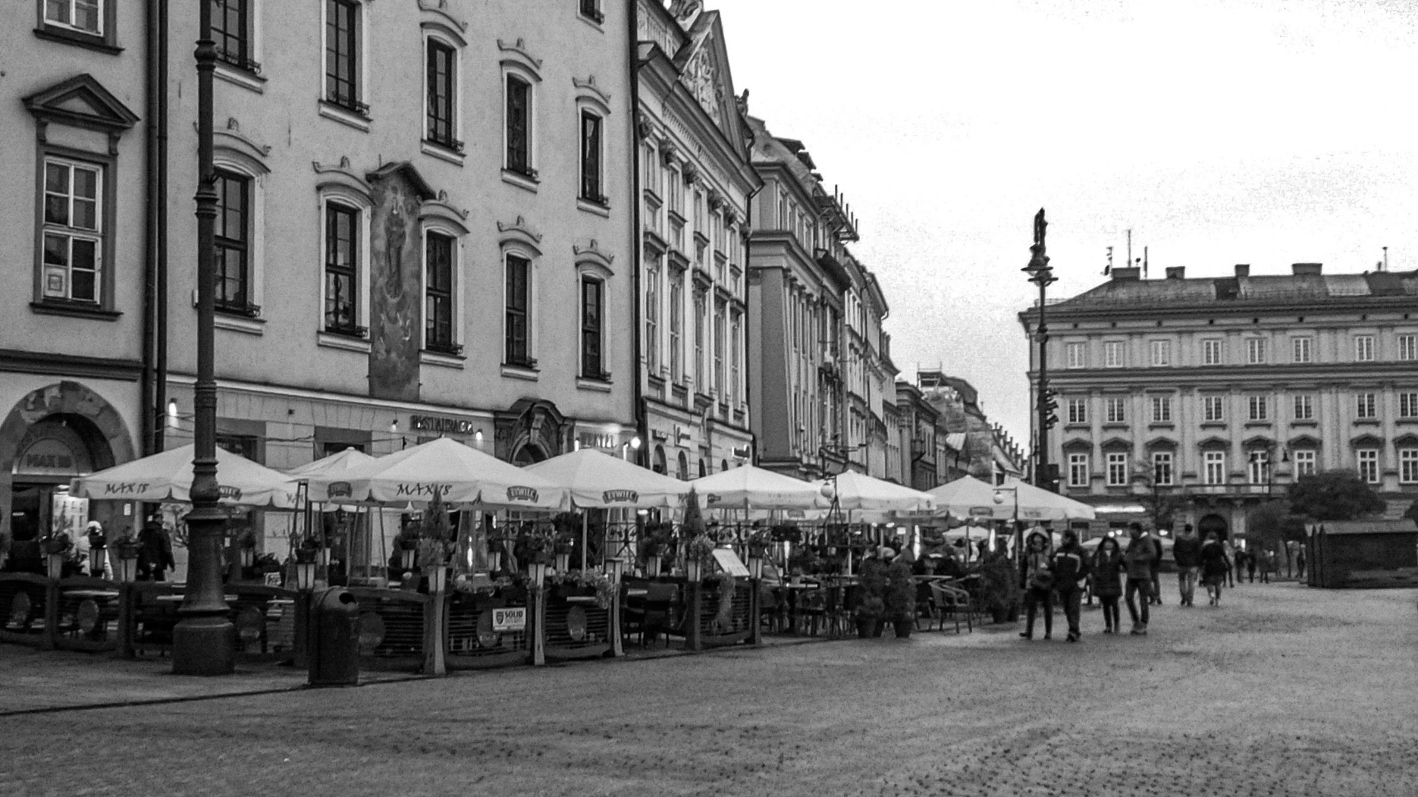 0777 krakow-main-market-square-cafes-black-and-white 565caca6a7
