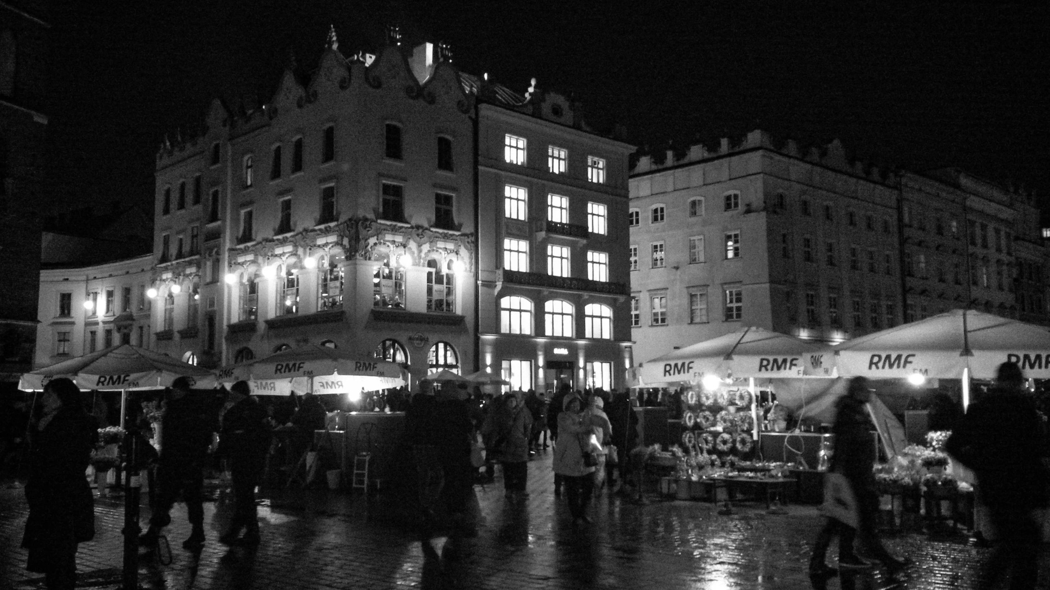 0780 krakow-main-square-night-market-black-and-white 91283916d0