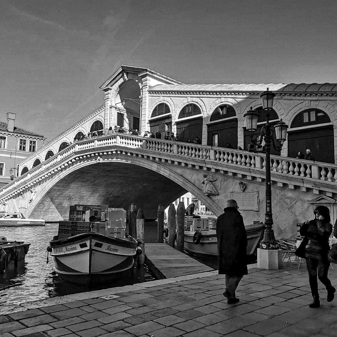 Venice rialto bridge figures black and white