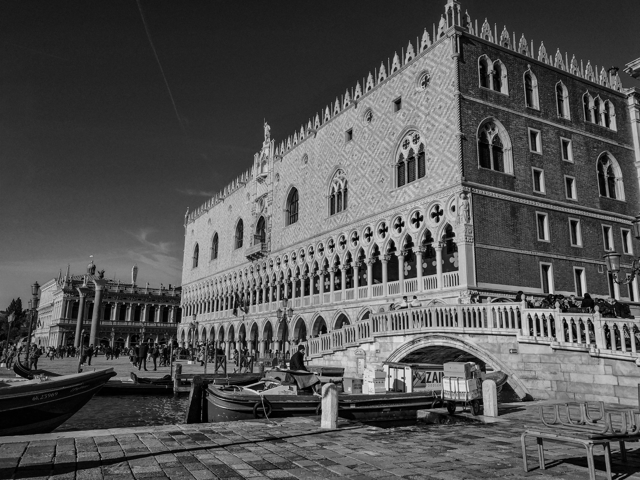Venice doges palace black and white